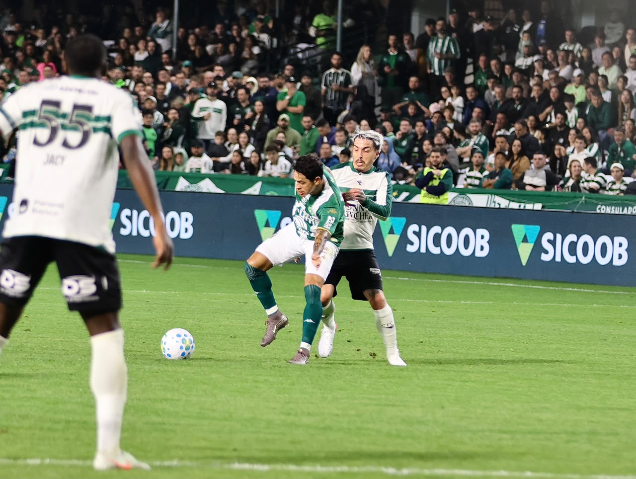 Coritiba vence a Chapecoense e afunda o lanterna